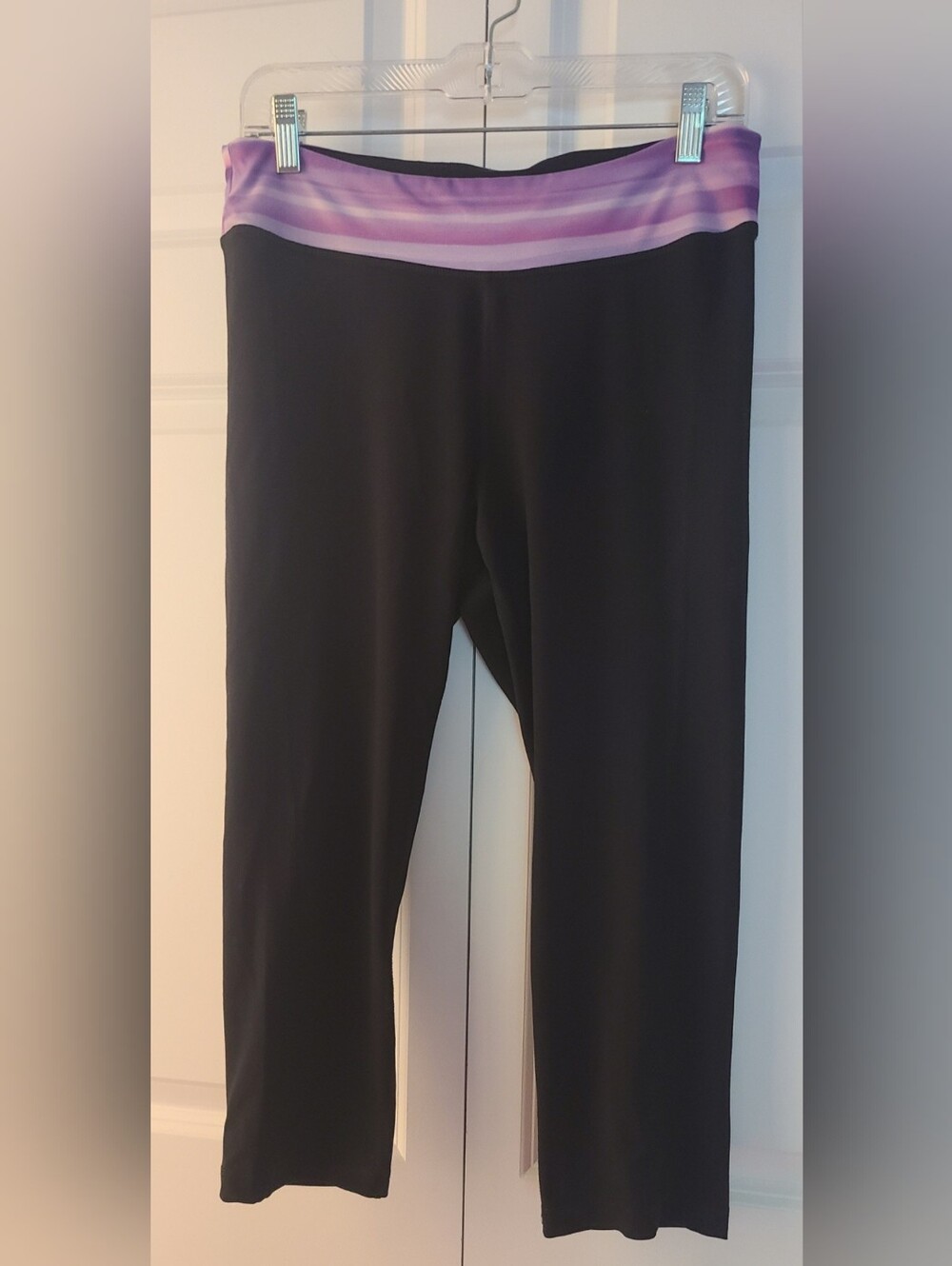 Old Navy Active Black Crop Leggings with Lavendar Waste Brand - Size Large